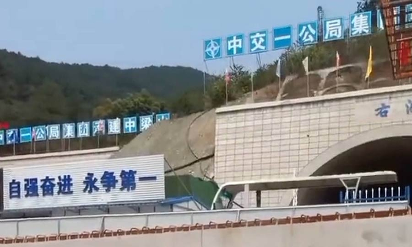 HC高速液压夯实机在中交一公局集团承建的渝武高速中梁山隧道项目中对路基进行夯实处理