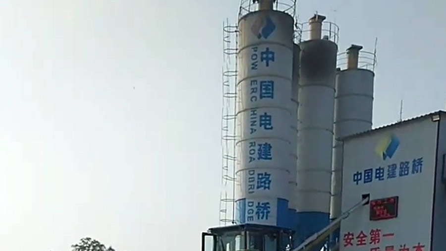 中国电建路桥在某项目中使用夯神HC高速液压夯实机进行地基压实施工